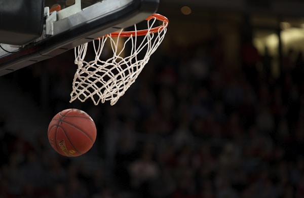 2026NBA全明星赛扣篮瞬间，球员飞跃篮筐动态抓拍